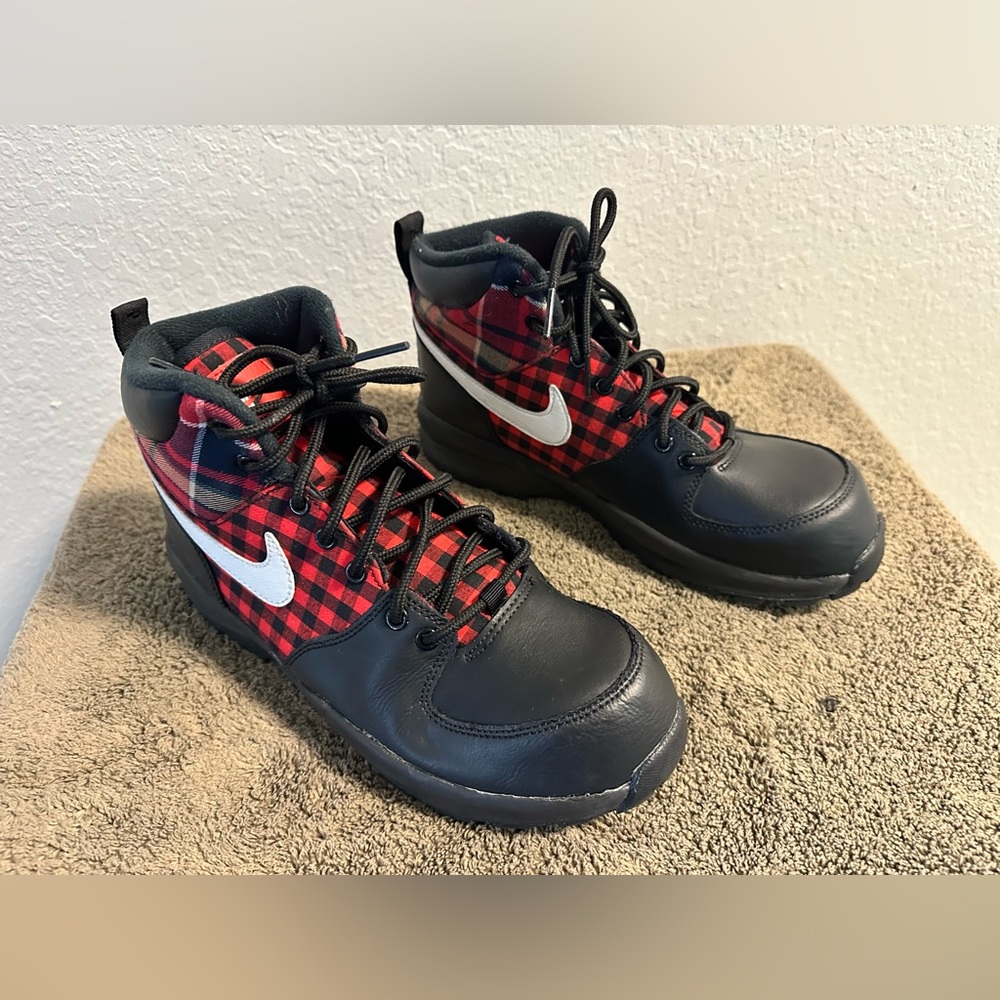 Big Kid's Nike Manoa SE Black/Summit White (AR1703 001) Size 7Y